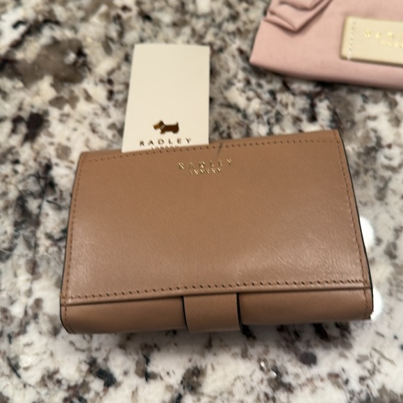 Radley London light beige Leather Wallet .. nwt
Authentic .. gold snap logo - Picture 2 of 5